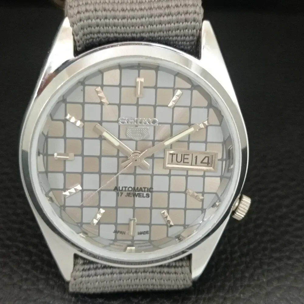 Vintage 1974 Seiko Automatic Mens Silver Watch W/daydate & Silver accents